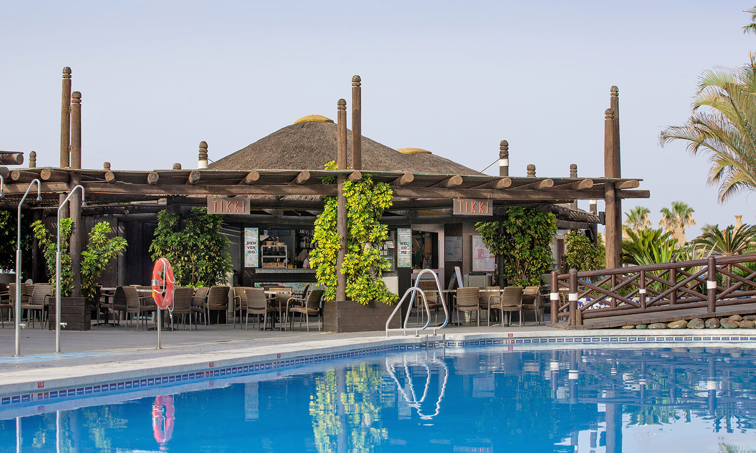 El Bar Piscina Tikki ofrece snacks y bebidas junto a la piscina